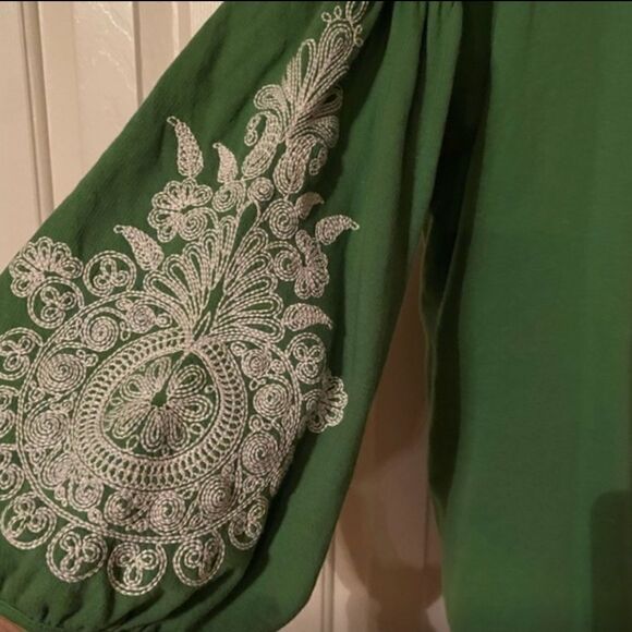 Crown & Ivy sweatshirt - Picture 2 of 2